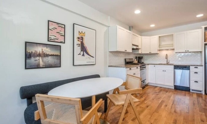 Evanston Apartment | Insta-worthy, 1BR 1BA Apartment in Evanston