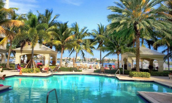East Ocean Ave Apartment | Intercostal Luxury Condo 5 mins from the Beach. 10min from Delray Beach.