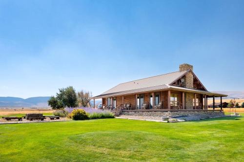 Shining Mountains House | Intimate Off-Grid Cabin with Fire Pit and Mountain Views in Montana
