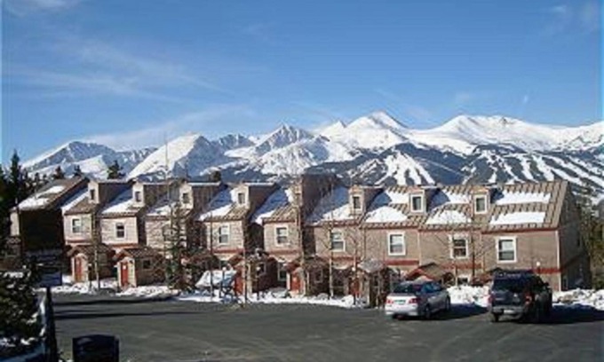 Historic District House | Inviting 2BR Townhouse Ideal for Family Getaway