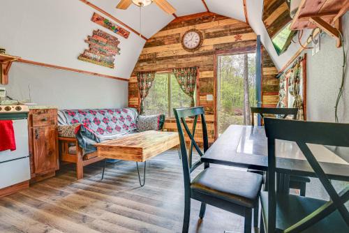 Vulcan House | Inviting Des Arc Cabin with Fire Pit and Deck!