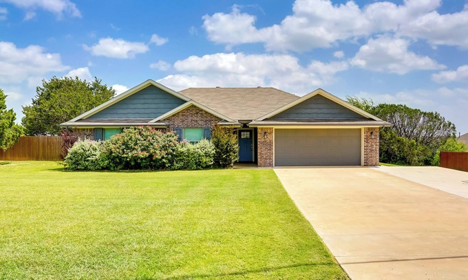 Granbury House | Inviting Granbury Home w/Fire Pit: 3 Mi to Lake!