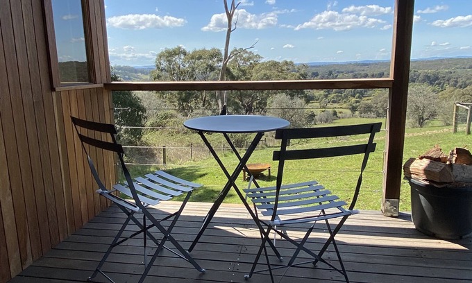 Drummond Cottage | Ironbark cabin, a tranquil romantic getaway between Daylesford and Kyneton.n