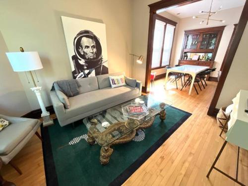 Irving Park Apartment | Irving Park updated vintage top unit 2-flat