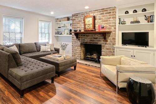 Historic Downtown Savannah Apartment | Isaac LaRoche Garden