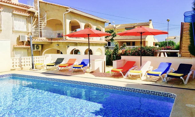 Oliva Ski Chalet | Isabel Villa 150m from the sea, Horse Show 5 klm