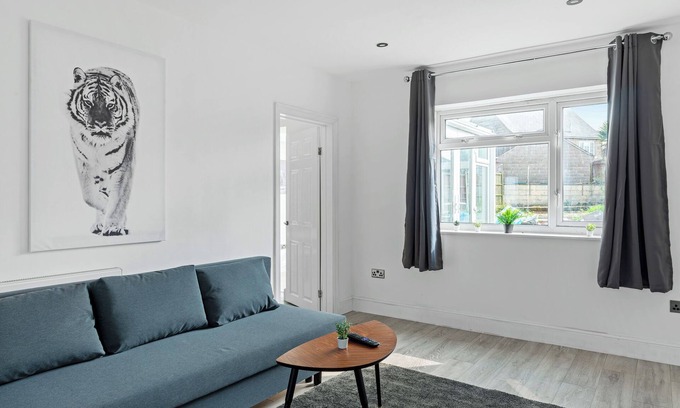 Alfreton House | Isimi luxurious 4 Bed House Derby, with ensuite bathrooms. A Home away from Home