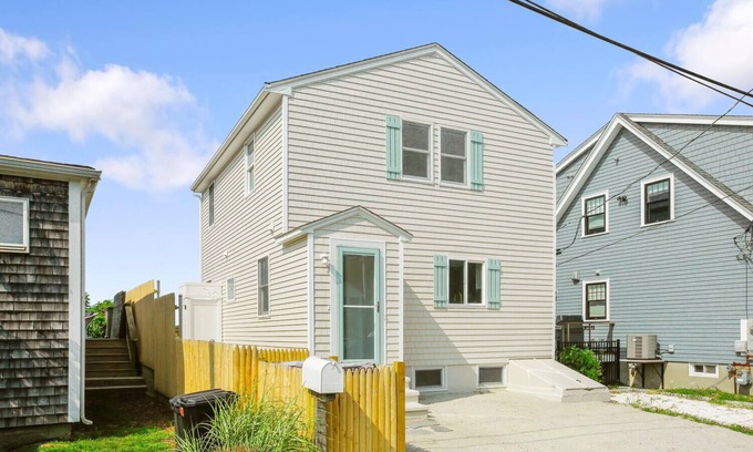 Portsmouth House | Island Park Waterfront Cottage