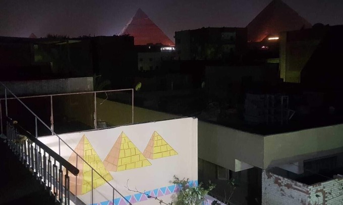 Giza House | It's a house .it has aquit roof with a view of pyramids