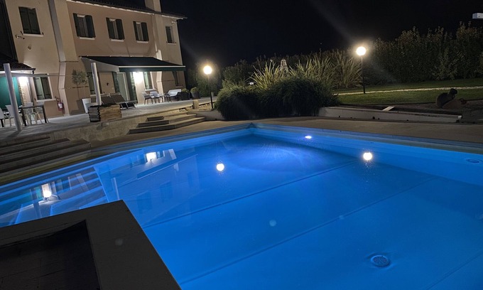 Cavarzere Apartment | TULIP Lux app. in villa, PATIO, POOL,HYDRO jacuzzi H2°CALDA,WIFI,A/C,A.JIM,SAUNA