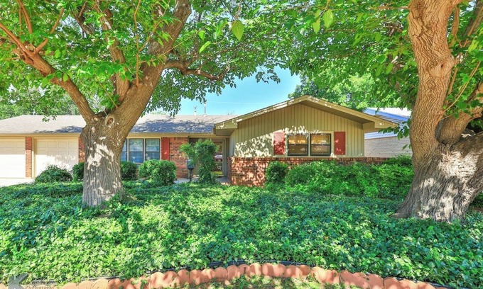Abilene House | Ivy Lodge (Sleeps 8 | 5 Tvs)