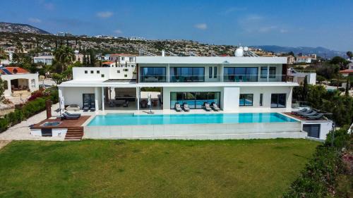 Peyia Town Bed & Breakfast | J&C Villa Resort Seacave