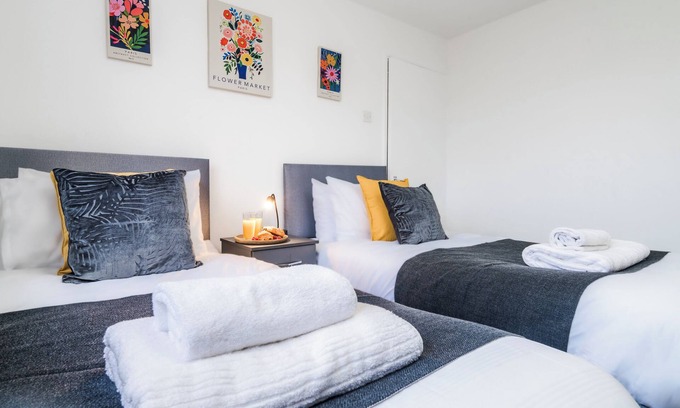 Peterborough House | J&J Stay: Luxurious 5 -bedrooms detached house on peterborough