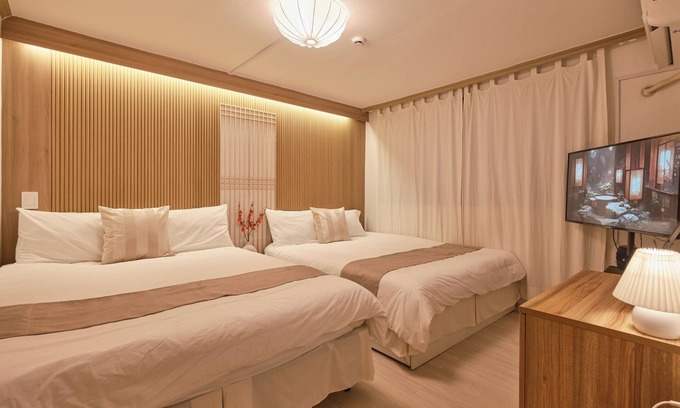 Seokchon-dong Apartment | [Jamsil & Seokchon Lake] Elegant & Comfortable 2-BR Retreat near Lotte World