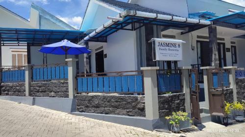Mertoyudan House | JASMINE 8 Family HomeStay