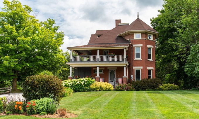 Grey Highlands House | Jasper Stuart is Elegance found in the rustic beauty of Ontario's Beaver Valley