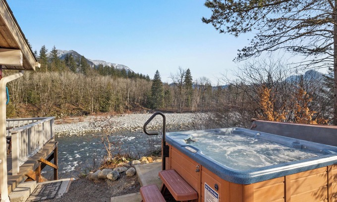 Gold Bar House | Jaybird Cabin- Tiny home with huge riverfront & mountain views!