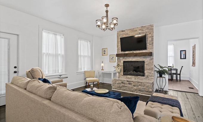 Madison House | Jefferson Off Main: *4 Beds*King Beds*Walk to Main* 3 Full Bath