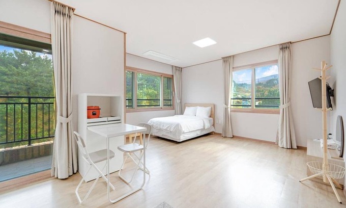 Downtown House | Jeju Gwaneumsa Ganeun gil Pension