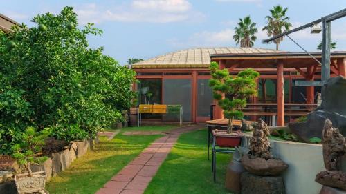 Downtown House | Jeju Jeonwonsaenghwal Diorem Pension