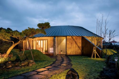 Seongsan Villa | Jeju Seuteisamdaloreum