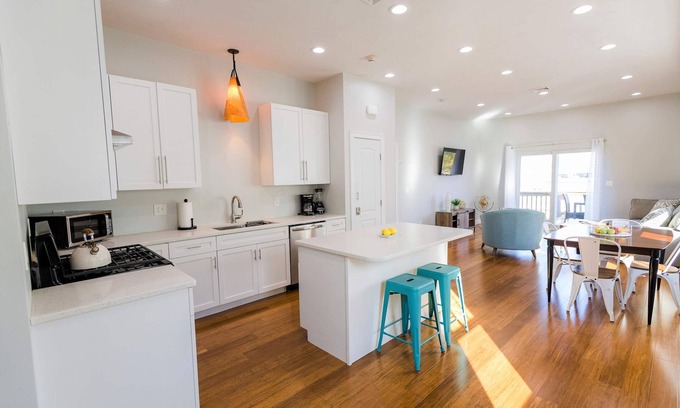 Federal Hill Apartment | Jennifer's Penthouse Panoramic City View Apartment with Deck