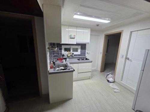 Dongseon-dong House | John's place