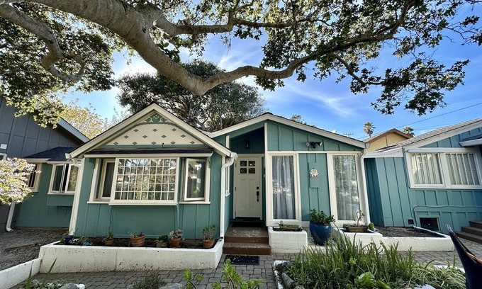 Pacific Grove Apartment | John Steinbeck's Writer's Studio: Home of Classic American Author - 30 night min