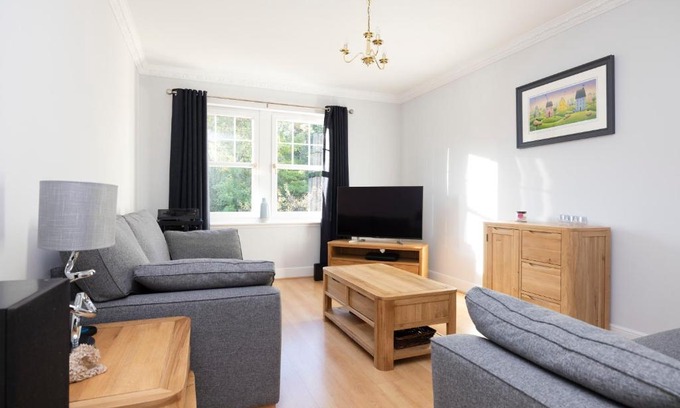 Dunbar Apartment | JOIVY Modern Flat with Free Parking