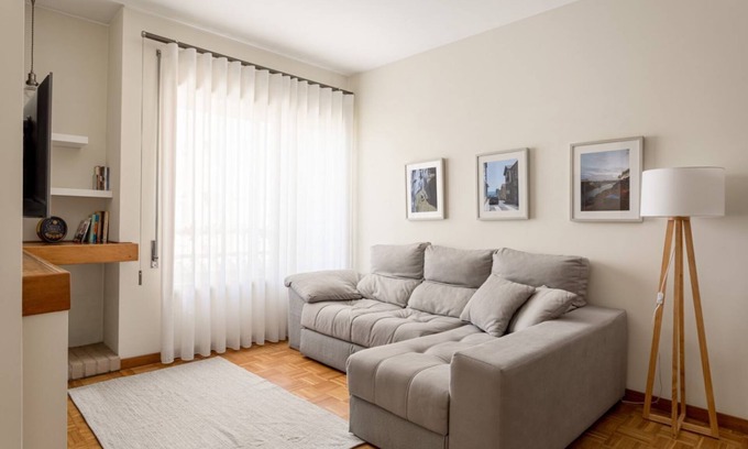 Maia Apartment | JOIVY Stylish City Centre Flat with Parking