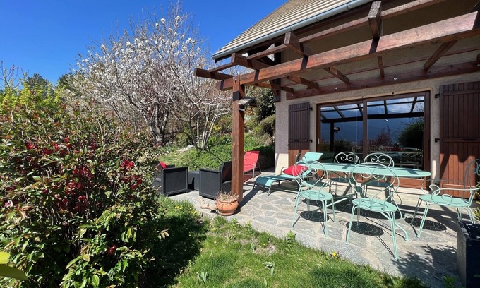 Embrun House | Jolie maison lumineuse, à proximité des commodités et lac de Serre Ponçon
