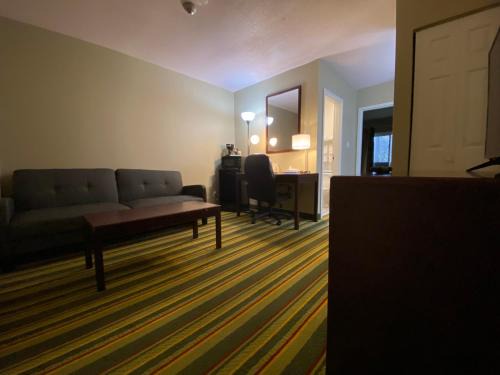 Otter Lake Hotel | Jolly Roger Inn & Resort