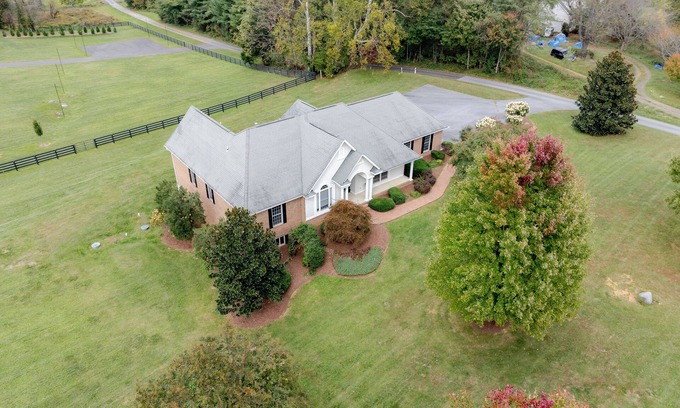 Marshall House | Josephine's Cottage: Peaceful Getaway Near DC