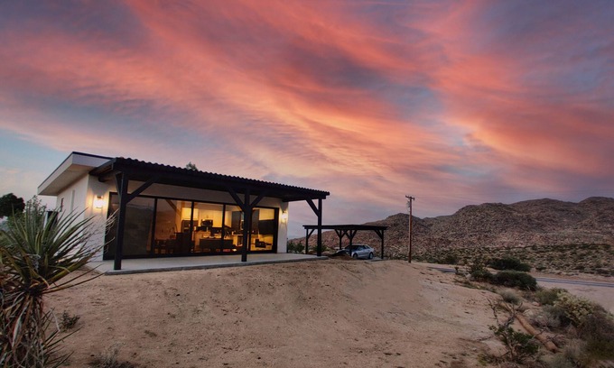 Joshua Tree House | Joshua Tree Monochrome - 5 mins from National Park