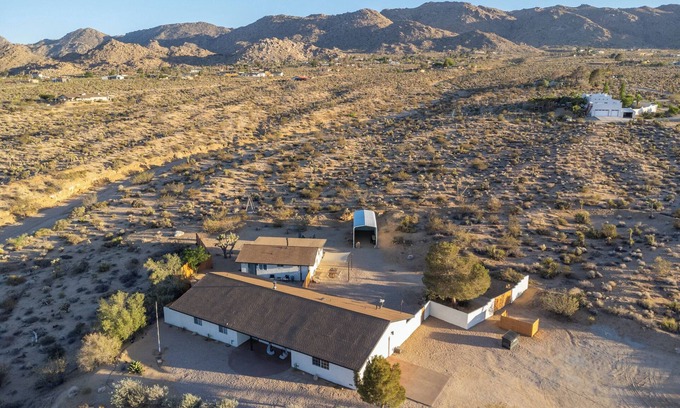Joshua Tree House | Joshua Tree private compound w/two houses and desert and national park views!