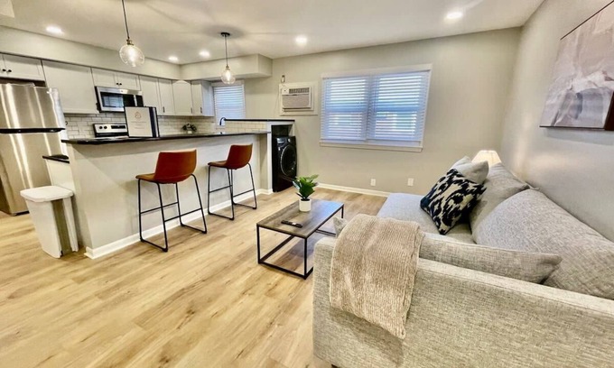 Joslyn Castle Apartment | Joslyn 6-Cozy in Midtown Omaha