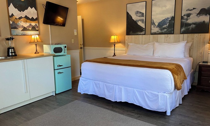Mammoth Lakes Bed & Breakfast | Jr King Suite, No cleaning fee, Hot Breakfast