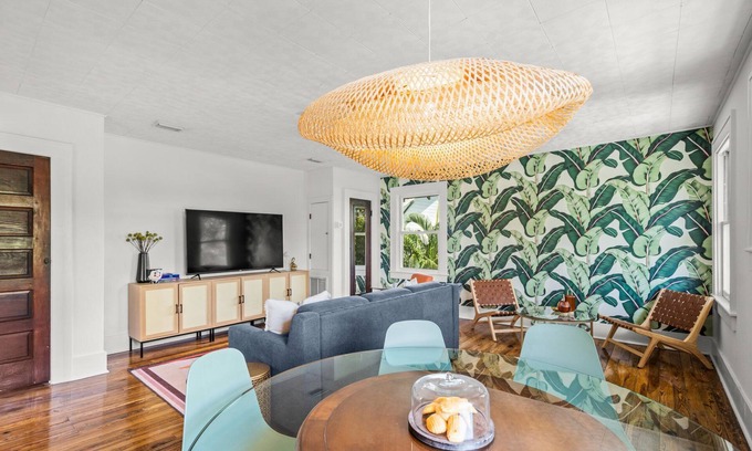 Downtown House | Julia Place-Walk downtown from old Florida glam!