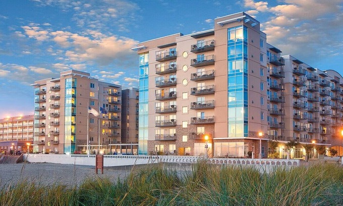 Seaside Gilbert District Resort | July 4th, 2025 at 5 stars WM Seaside resort. Enjoy Firework @ Oregon Coast