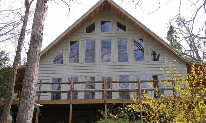 Pine Level House | Junction Park: Rustic Chalet on 75 Acres