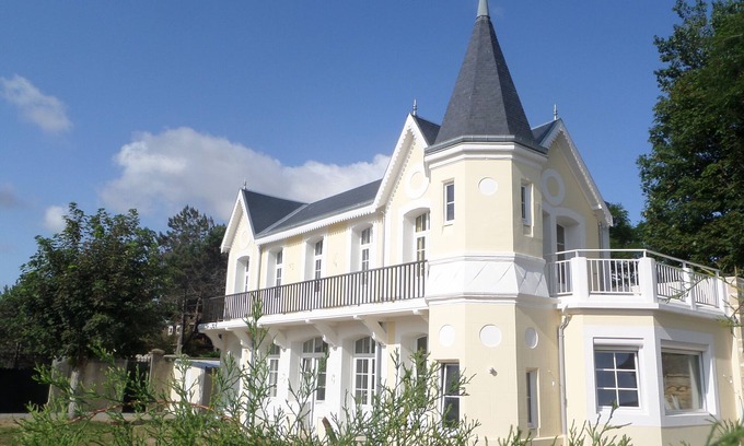 Saint-Regnobert-de-la-Cote-de-Nacre House | Juno beach at the end of the garden, accessible to disabled people