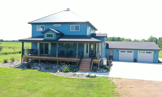 Wausau House | Just 5 minutes from Rib moutain, charming Farmhouse style home