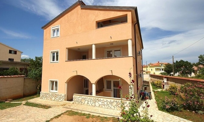 Liznjan Apartment | Just 700 meters to beach with WiFi and BBQ