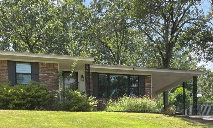 North Little Rock House | Just remodeled! 3-BR MCM Home on a Lakewood Lake -30 Day Min-close to everything