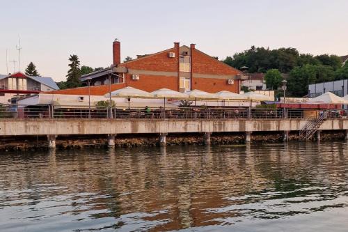 Golubac Apartment | Kafana Zlatna Ribica