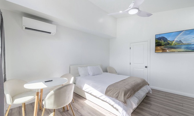 Keolu Hills Apartment | Kailua Beachside Studio - Fast WiFi, A/C, Parking