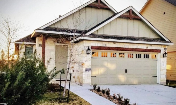 Wellborn House | Kaivalya Retreat| Kyle Field 8mi | EV Charging