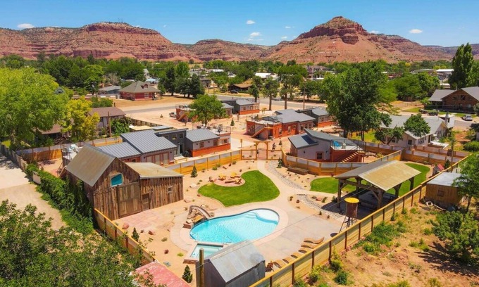 Kanab House | Kanab Rooftop Views, Pool & Hot Tub near Zion, Bryce, North Rim of the Grand Can