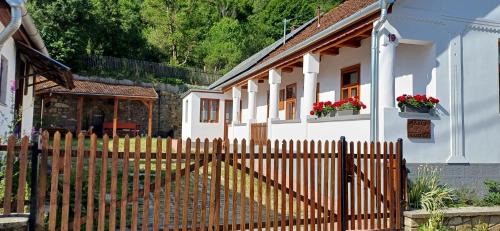 Haromhuta House | Karádi Vendégház