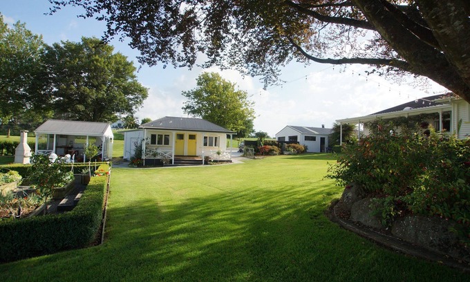 Maungatautari Cottage | Karapiro Country Cottages - 3 in a country garden bordering a native reserve